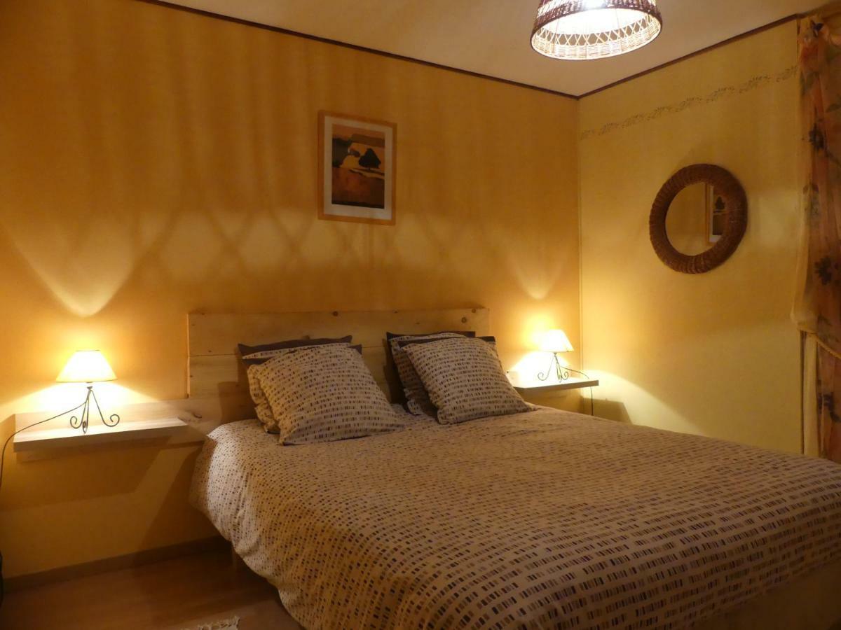 キュキュロン Les 3 Saisons Bed & Breakfast エクステリア 写真